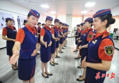 武漢高鐵明星服務(wù)隊 咬著筷子練微笑 掐表計時整車廂